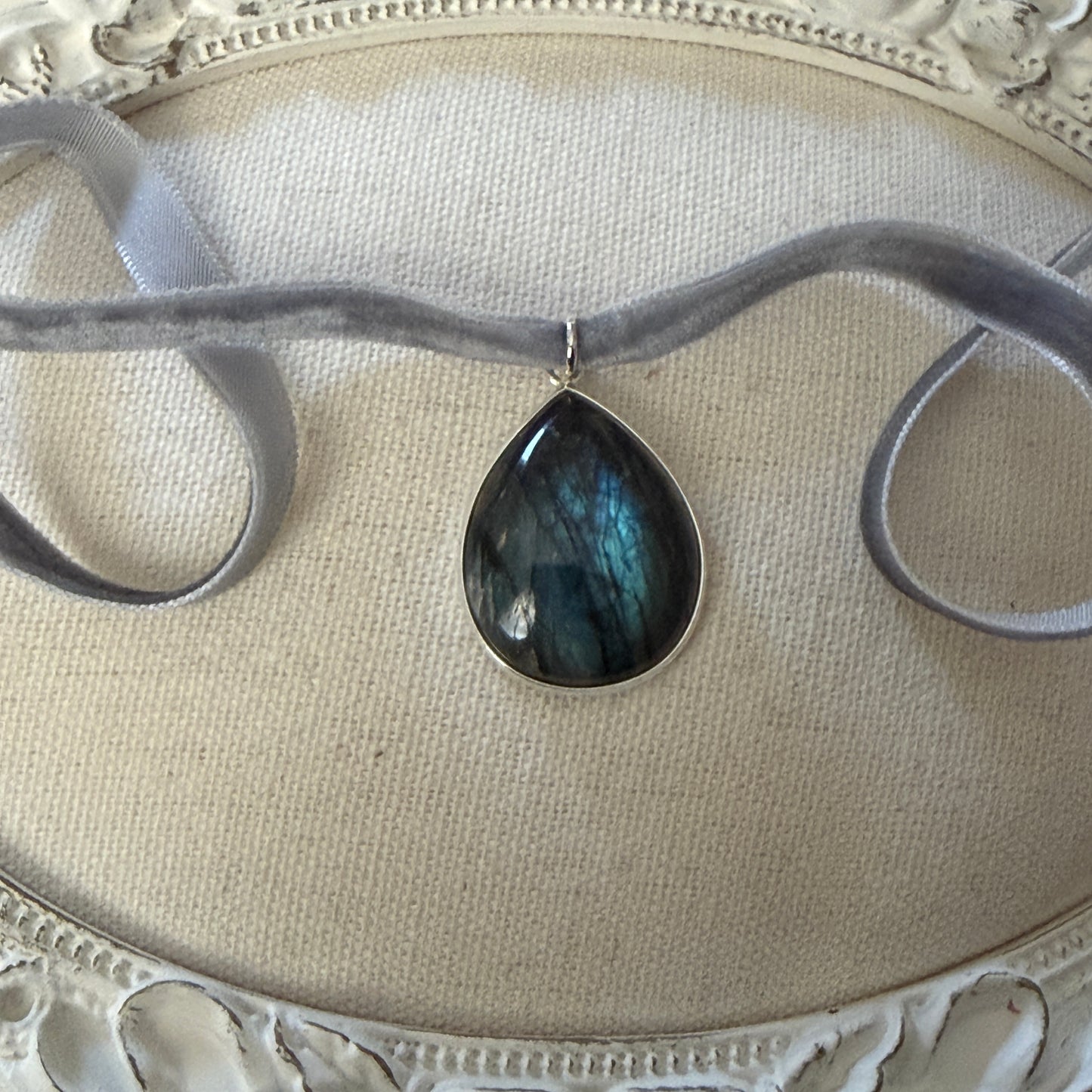 Romantic Baubles: Misty Glow Labradorite Velvet Choker (Gray)
