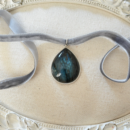 Romantic Baubles: Misty Glow Labradorite Velvet Choker (Gray)