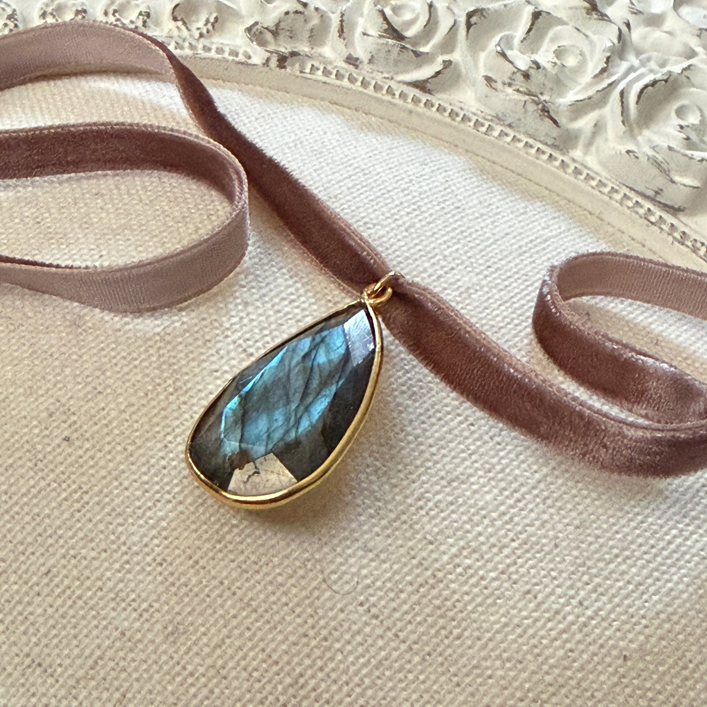 Romantic Baubles: Dancing Glow Labradorite Velvet Choker (Mocha)