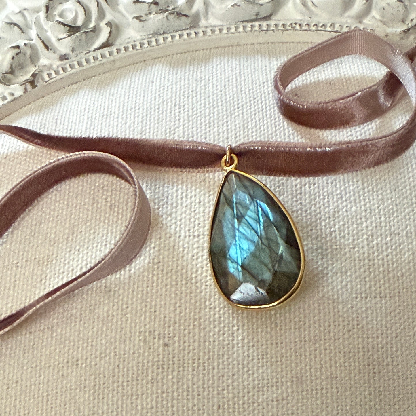Romantic Baubles: Dancing Glow Labradorite Velvet Choker (Mocha)