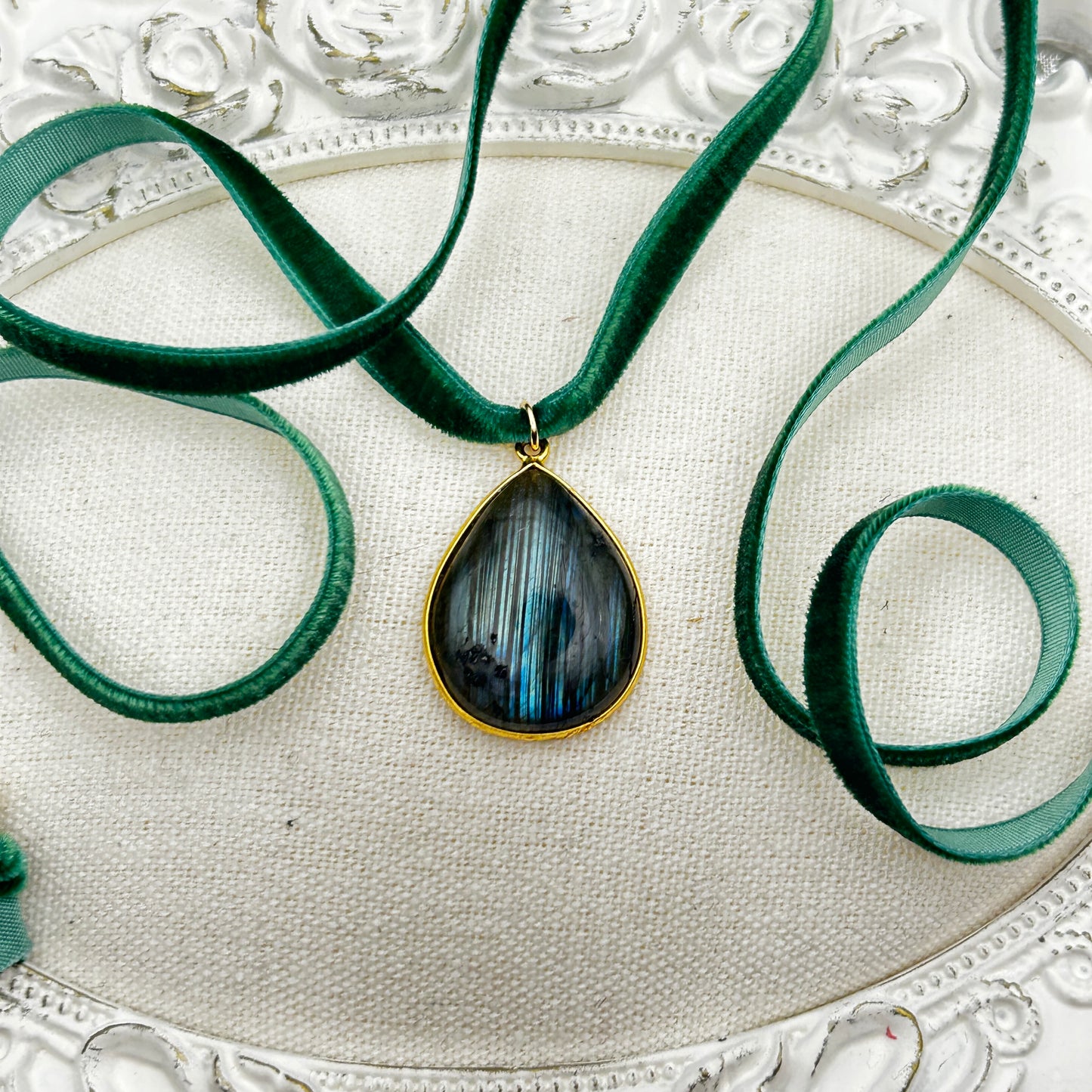 Romantic Baubles: Labradorite Teardrop Velvet Choker (Green)