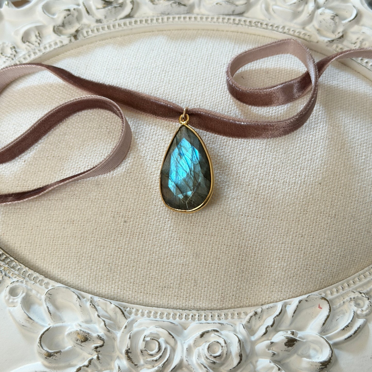 Romantic Baubles: Dancing Glow Labradorite Velvet Choker (Mocha)