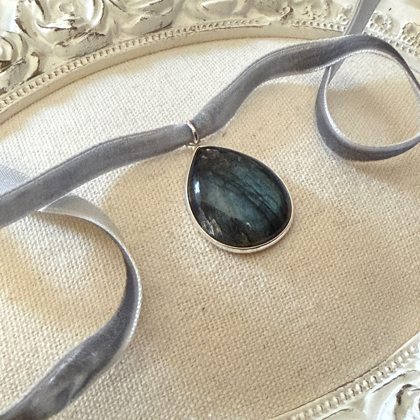 Romantic Baubles: Misty Glow Labradorite Velvet Choker (Gray)